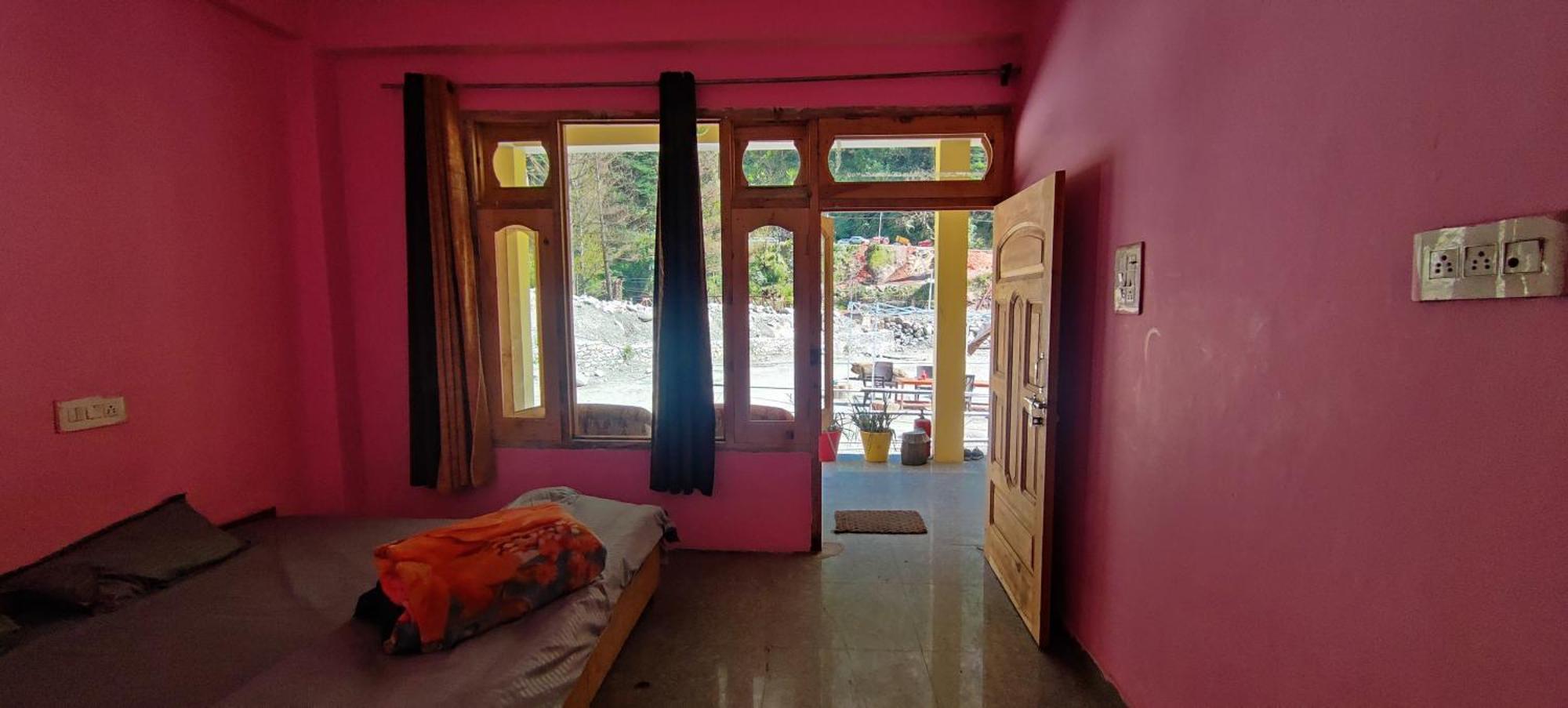 Flipsyde Retreat Hotel Касол Екстериор снимка