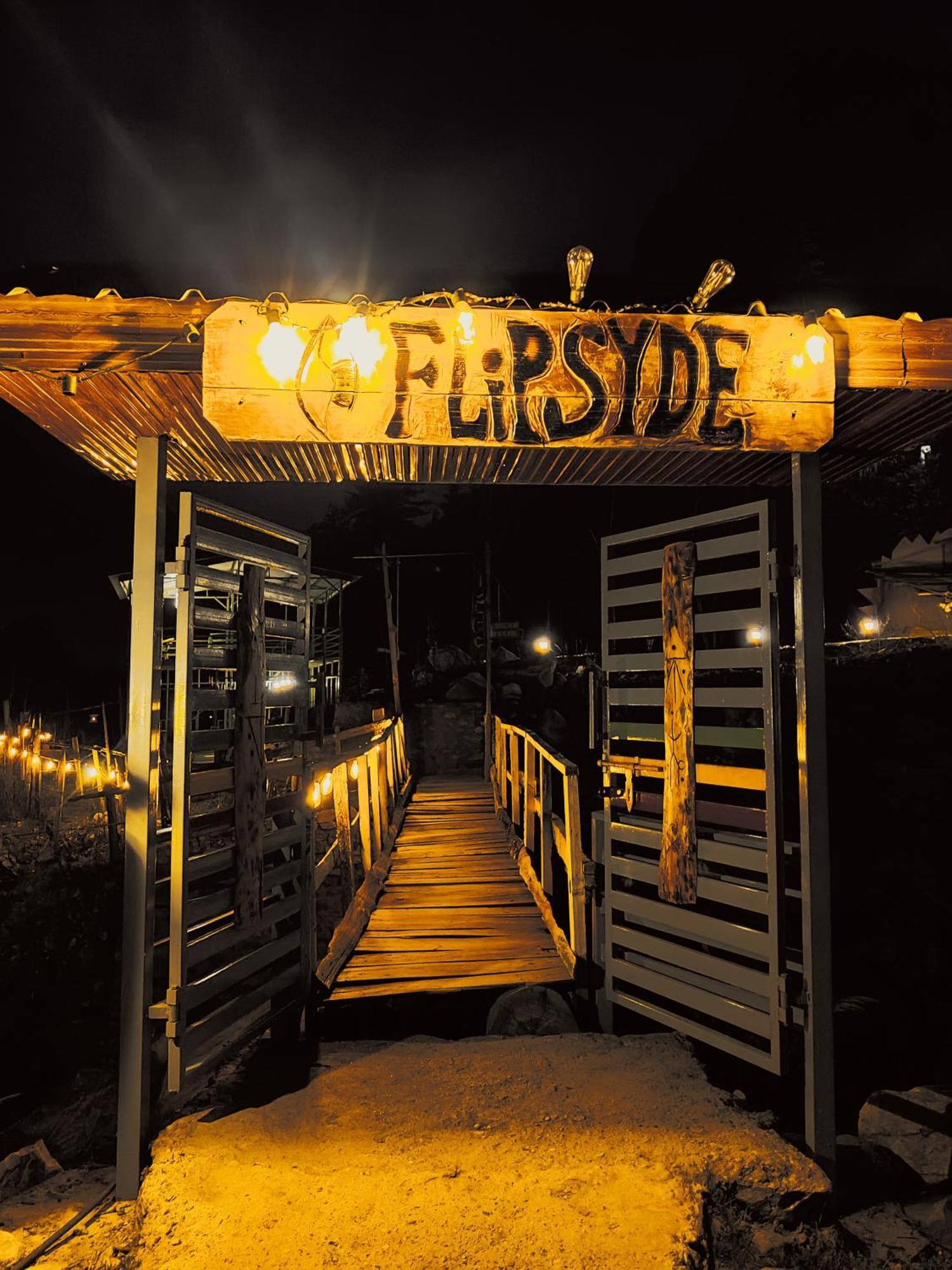Flipsyde Retreat Hotel Касол Екстериор снимка