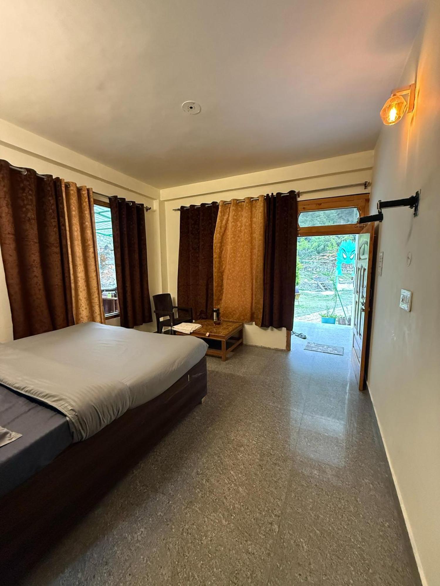Flipsyde Retreat Hotel Касол Екстериор снимка