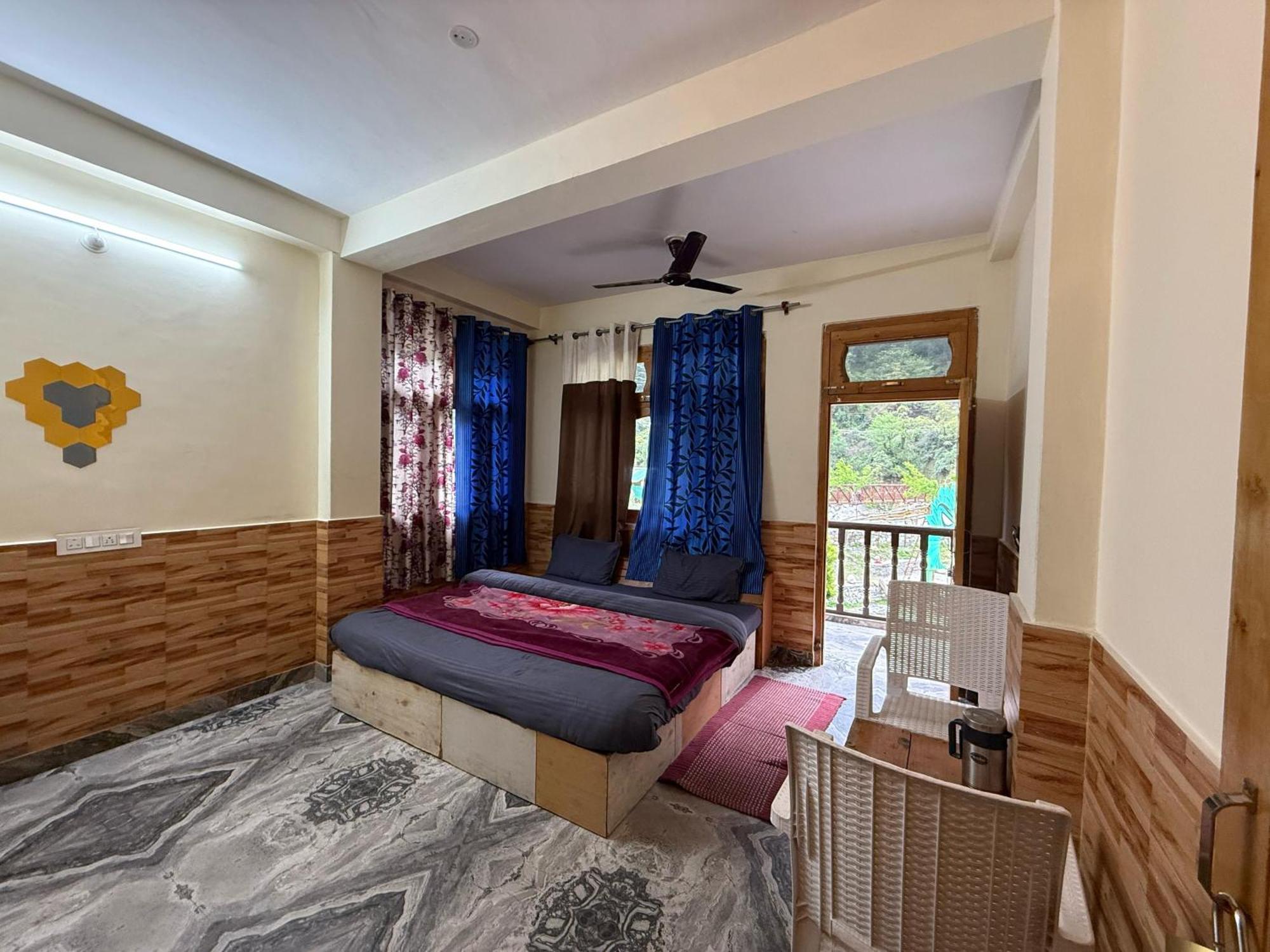 Flipsyde Retreat Hotel Касол Екстериор снимка
